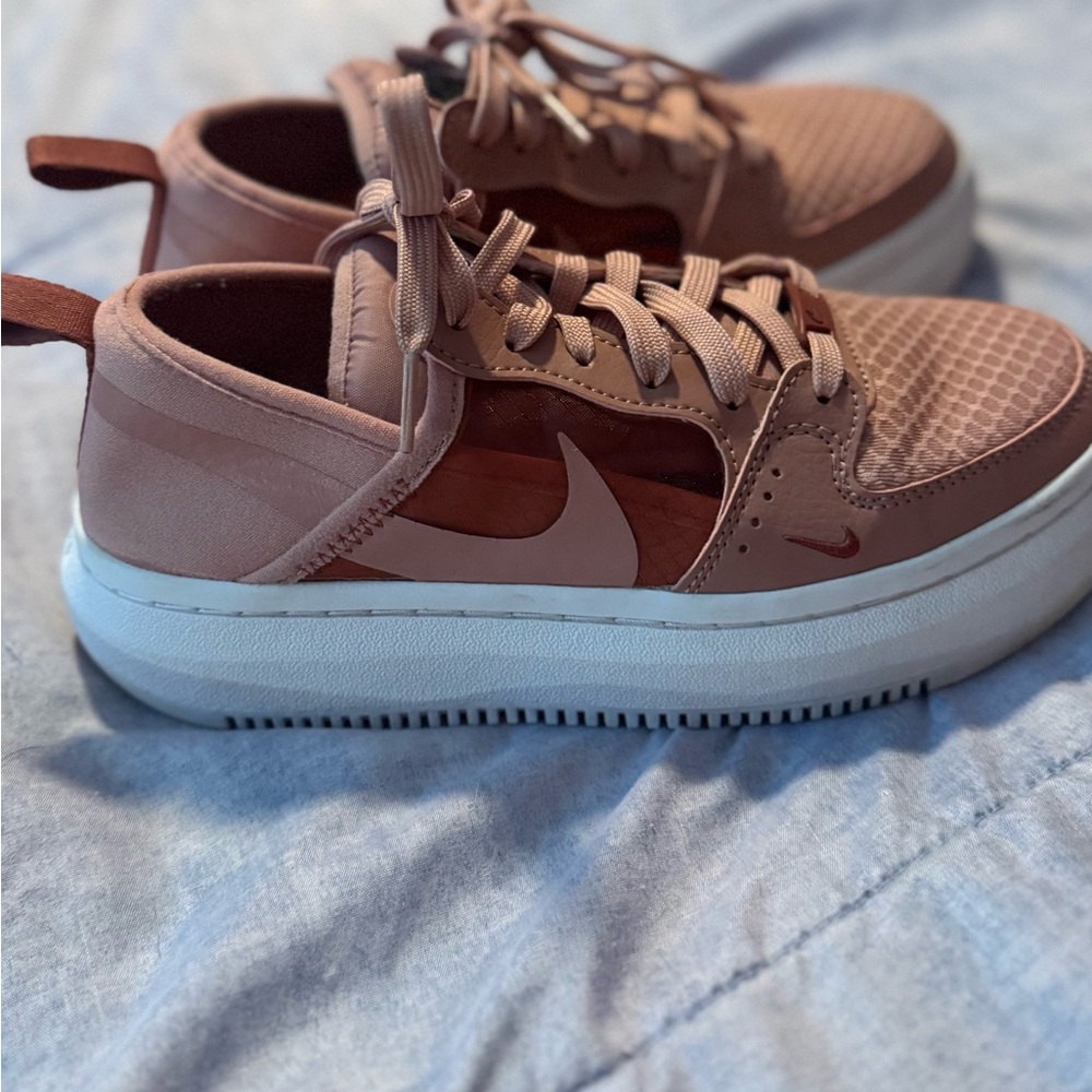 Nike women’s Sneakers in Pink and White - Picture 2 of 4